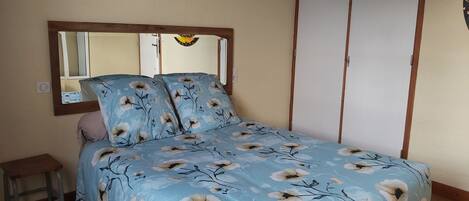 1 habitación, tabla de planchar con plancha, wifi gratis y ropa de cama