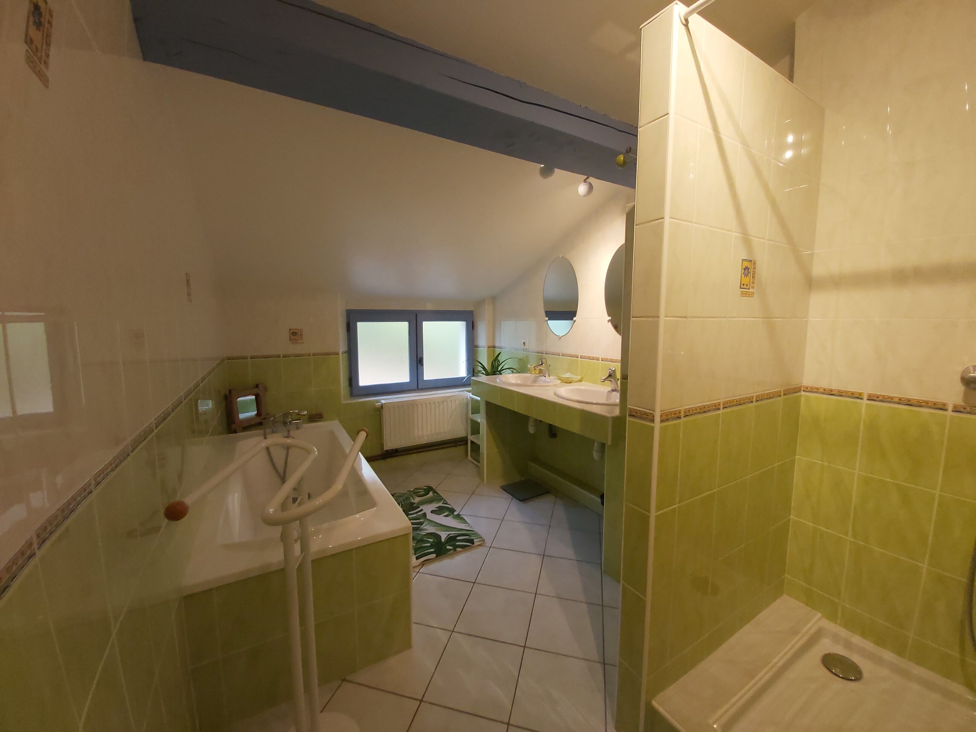 Ensemble douche/baignoire, sèche-cheveux, serviettes fournies, savon