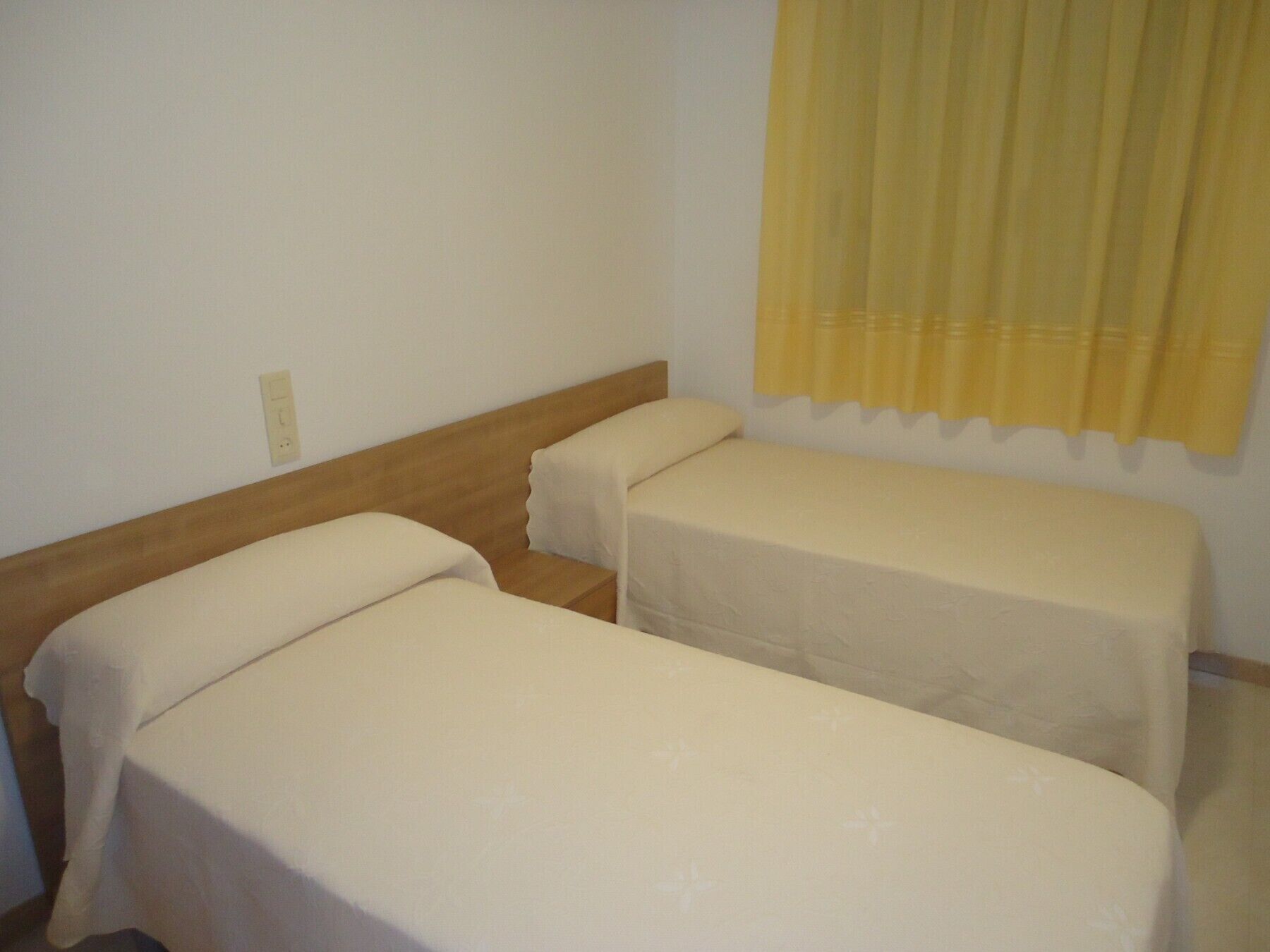 1 dormitorio, tabla de planchar con plancha, ropa de cama