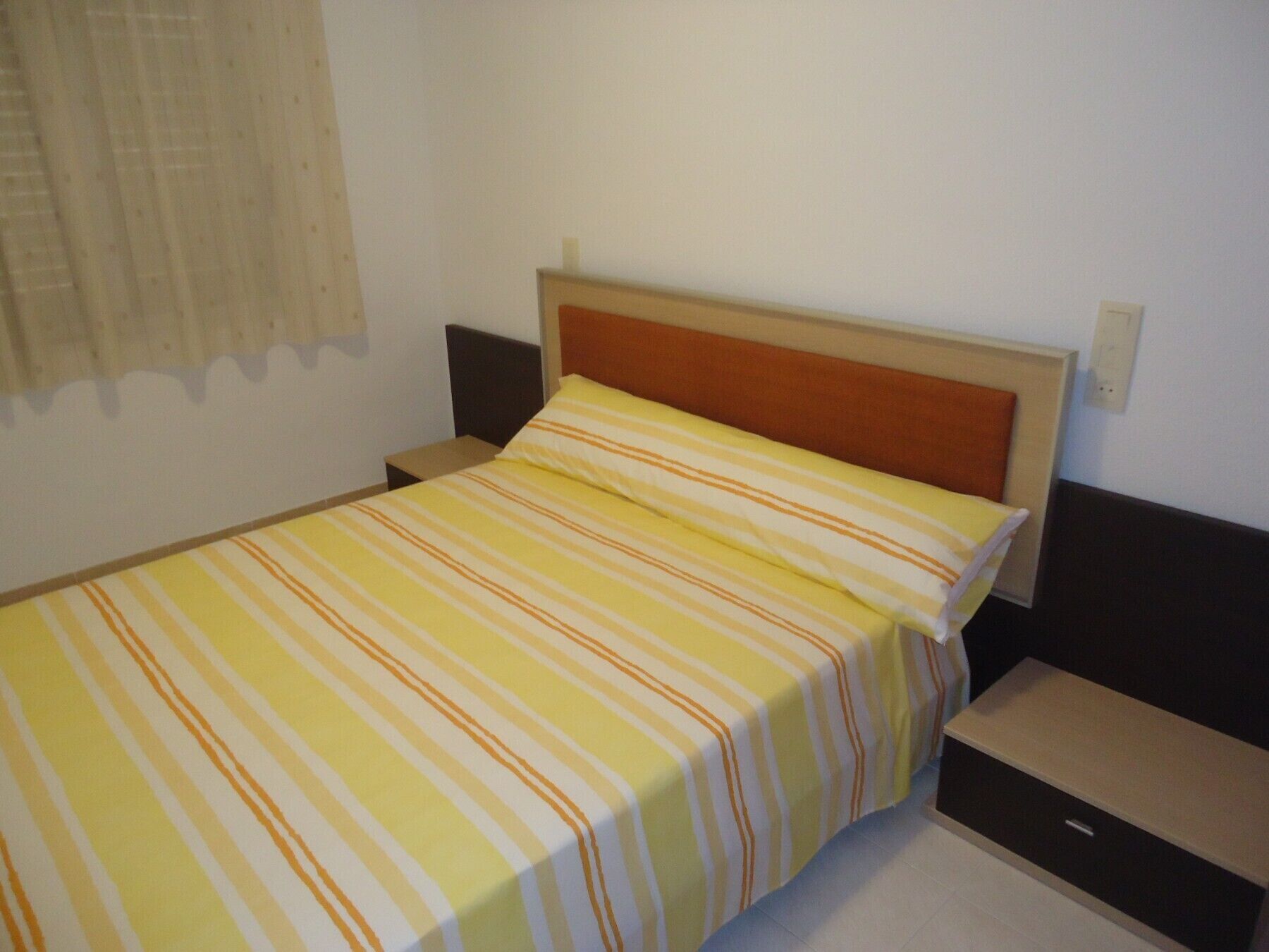 1 slaapkamer, een strijkplank/strijkijzer, beddengoed