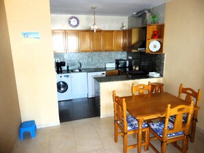 Frigorífico, microondas, horno y placa de cocina