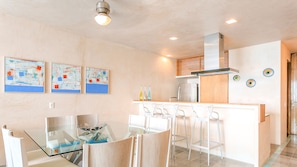 Condo panorâmico, 2 quartos, sacada, vista para o oceano | Sala de jantar