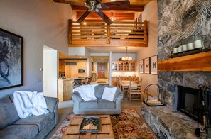 Smart TV, chimenea, reproductor de DVD y libros 