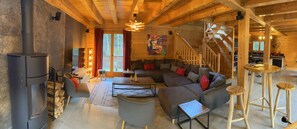 Télévision, cheminée, baby-foot