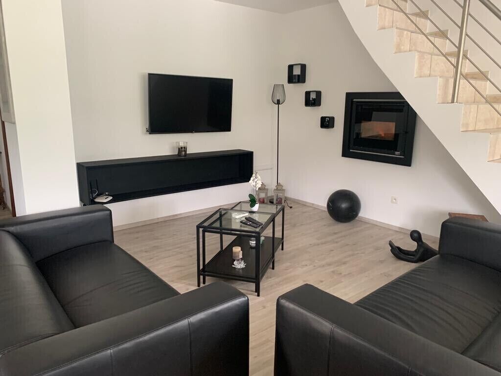 Télévision, baby-foot, livres