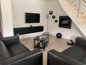 Télévision, baby-foot, livres