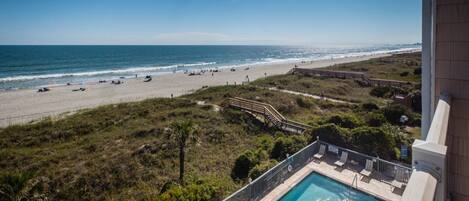 Una piscina al aire libre, una piscina climatizada