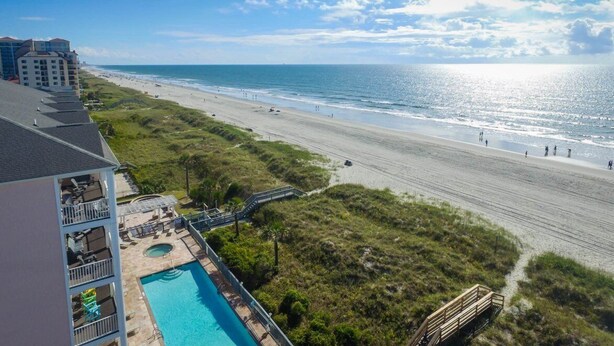 Ein Strandhotel mit Schwimmbad, Zugang zum Strand und Blick auf den Ozean.