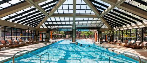 Alberca techada y alberca al aire libre