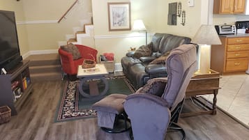 Smart-TV, DVD-Player, Bücher, Computerbildschirme