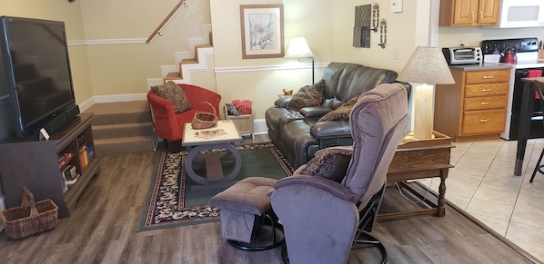 Smart-TV, DVD-Player, Bücher, Computerbildschirme