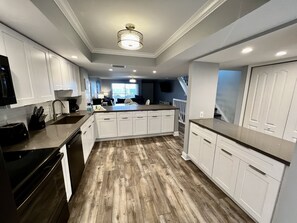 Frigorifero, piano cottura, tavolo da pranzo, isola per cucina