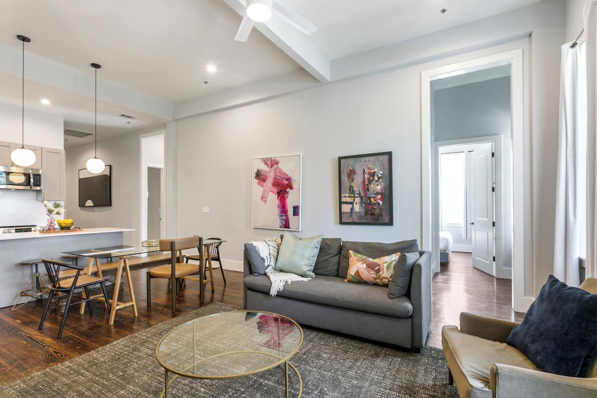 Superior appartement, 5 slaapkamers | Woonkamer | Een 55-inch flatscreentelevisie met digitale zenders en een televisie