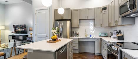 スーペリア アパートメント 5 ベッドルーム | 専用キッチン | 冷蔵庫、電気ポット、調理器具と食器、ダイニングテーブル