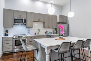 Appartement Deluxe, 5 chambres, balcon | Cuisine privée | Réfrigérateur, bouilloire électrique, vaisselle et ustensiles