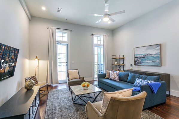 Appartement Deluxe, 5 chambres, balcon | Salle de séjour | Téléviseur à écran plat de 55 po avec télévision numérique, téléviseur