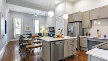 Superior Apartment, 5 Bedrooms | Private kitchen
