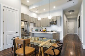 Superior Apartment, 5 Bedrooms | In-room dining - The Irish House (New Orleans)