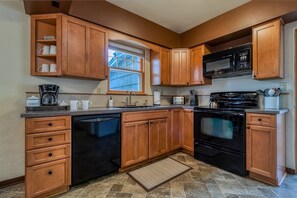 Frigorifero, microonde, forno, piano cottura