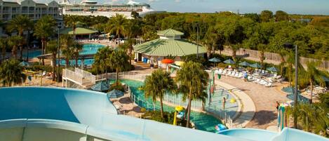 Una piscina techada, una piscina al aire libre