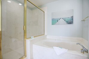 Badewanne, Whirlpool, Haartrockner, Handtücher