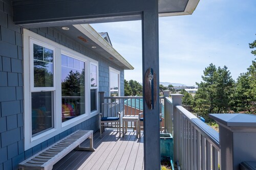 Salt Lyfe 2 BR Sleeps 6+2 CH 2 Min Walk To Beach