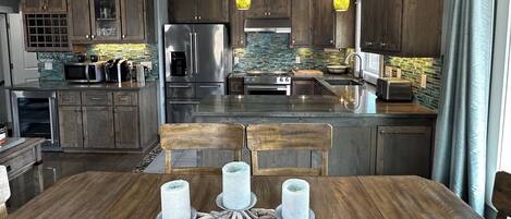 Réfrigérateur, four à micro-ondes, un four, surface de cuisson