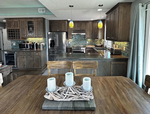 Salt Lyfe 2 BR Sleeps 6+2 CH 2 Min Walk To Beach