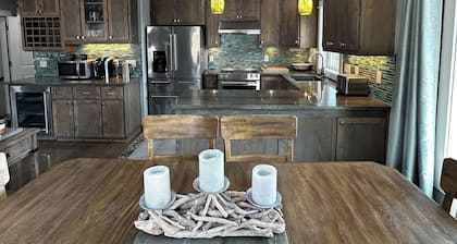 Salt Lyfe 2 BR Sleeps 6+2 CH 2 Min Walk To Beach