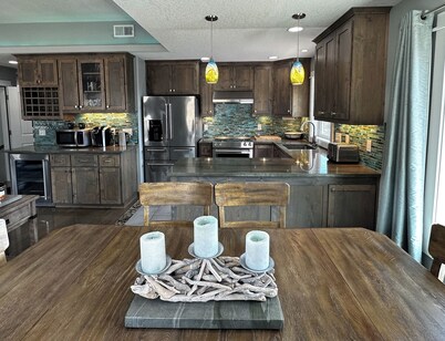 Salt Lyfe 2 BR Sleeps 6+2 CH 2 Min Walk To Beach