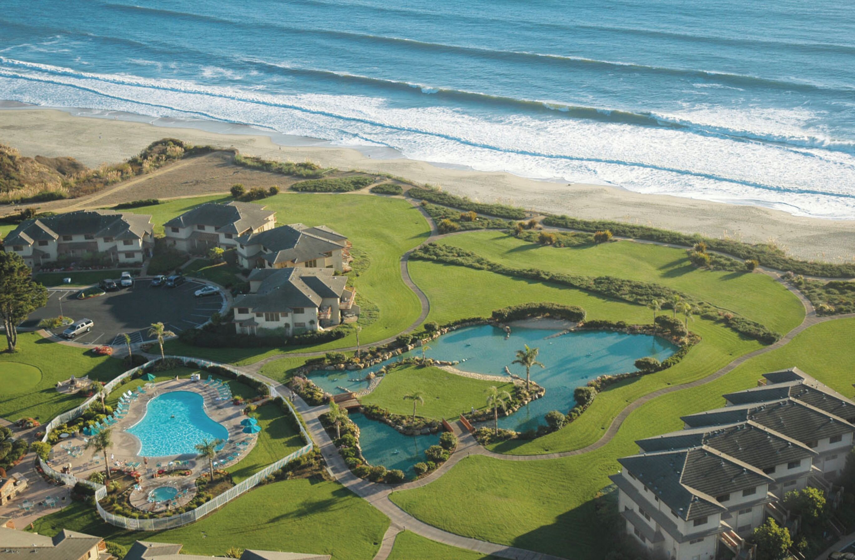 Alberca al aire libre y alberca climatizada