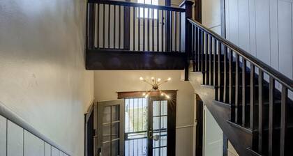 Vintage Boho Apartment in Great Midtown Location!