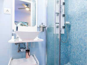 Shower, hair dryer, towels - Gran Vía Cosmos – 3-Bedroom Apartment in the City Center (Madrid)