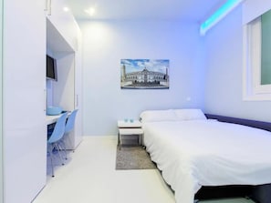 3 bedrooms, iron/ironing board, internet, bed sheets