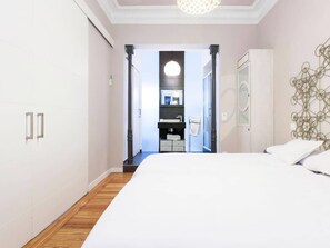 2 bedrooms, iron/ironing board, internet