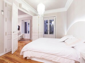 2 slaapkamers, een strijkplank/strijkijzer, internet