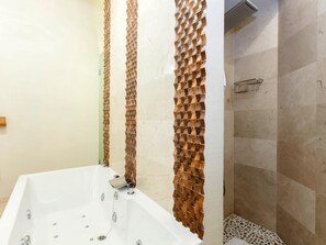 Bathtub, jetted tub, hair dryer, towels