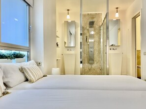 Dusche, Haartrockner, Handtücher