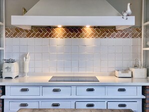 Réfrigérateur, micro-ondes, four, lave-vaisselle