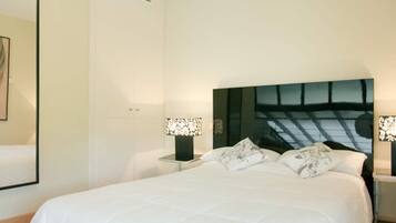 2 chambres, fer et planche à repasser, Wi-Fi, draps fournis