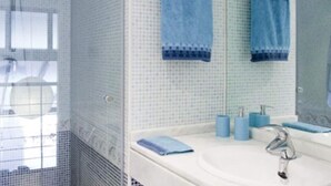 A bathroom with a shower, a sink, and a mirror. - San Sebastián de los Reyes – Loft with 2 Bedrooms (San Sebastián de los Reyes)
