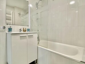 Bathtub, hair dryer, towels - Charming Gran Vía V - in the City Center (Madrid)