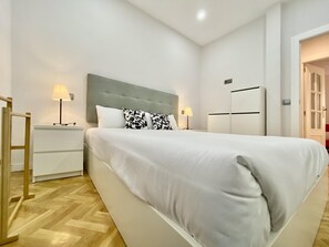 2 bedrooms, iron/ironing board, internet