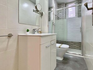 Shower, hair dryer, towels