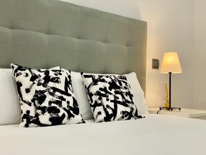2 bedrooms, iron/ironing board, internet