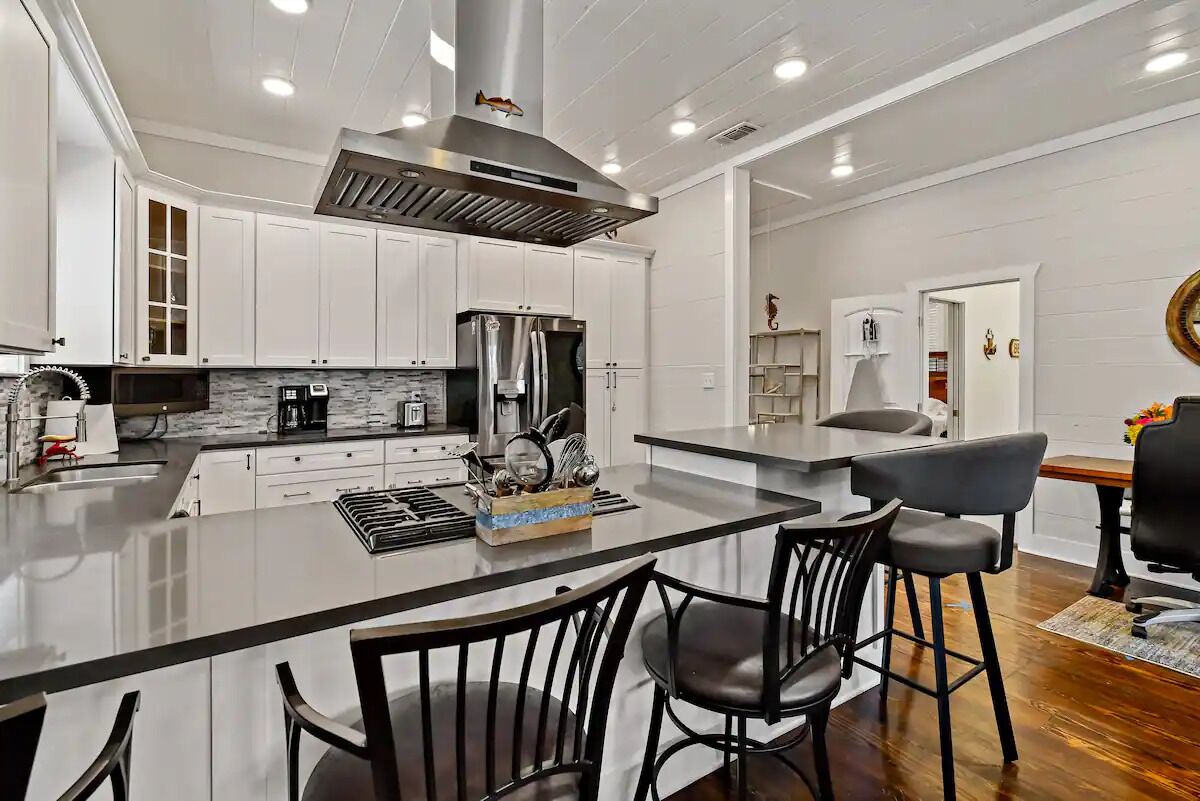 Frigorifero, microonde, forno, piano cottura