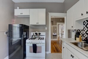 Frigorifero, microonde, forno, piano cottura