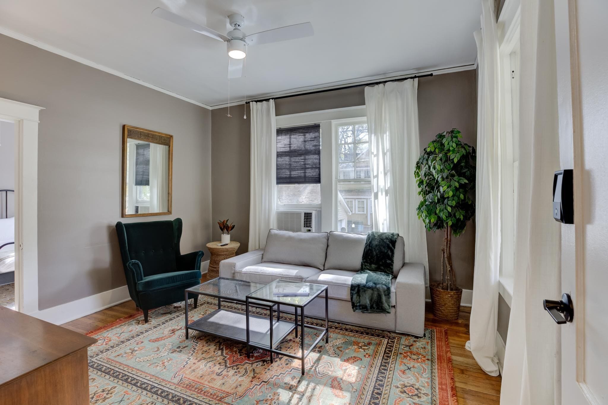 Stylish Vintage Apartment in Midtown Close to All!
