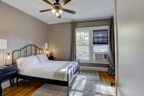 1 chambre, matelas mémoire de forme, bureau, fer et planche à repasser