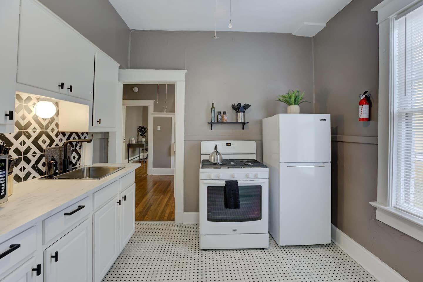 冷蔵庫、電子レンジ、オーブン、コンロ